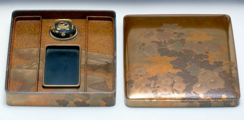 赤塚自得の菊蒔絵硯箱の作品写真　東京富士美術館所蔵