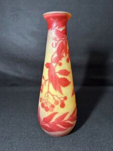 ガレの木の実文花瓶の作品写真