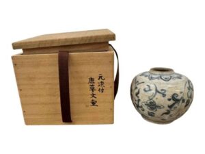 元染付唐草文壷