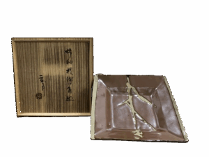 濱田庄司の柿釉抜絵角皿の作品写真