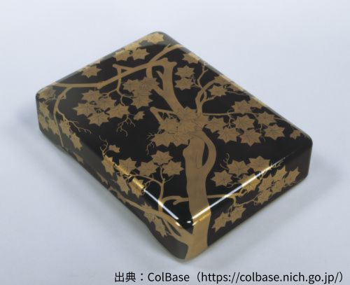 原羊遊斎の楓蒔絵文庫の作品写真　出典：ColBase（https://colbase.nich.go.jp/）