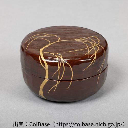 飛来一閑の柳蒔絵一閑折溜平棗の作品写真　出典：ColBase（https://colbase.nich.go.jp/）