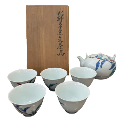 今泉今右衛門の染錦草花文茶器の作品写真