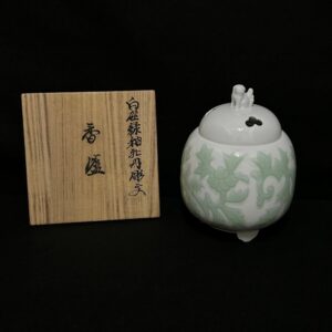 井上萬二の白磁緑釉牡丹彫文香炉の作品写真