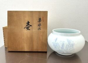 井上萬二の染彫文壺の作品写真