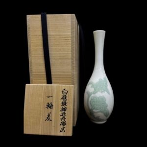 井上萬二の白磁緑釉牡丹彫文一輪差の作品写真
