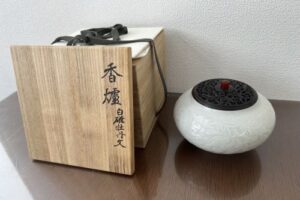 板谷波山の白磁牡丹文香炉の作品写真