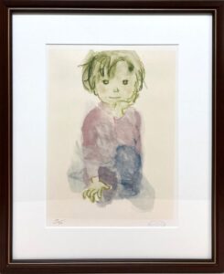 立てひざの少年