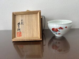 十二代柿右衛門の濁手色絵茶碗の作品写真