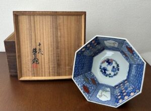 十二代酒井田柿右衛門の八角菓子器の作品写真