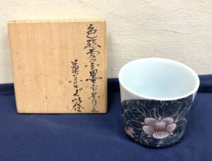 十四代今泉今右衛門の色絵雪花墨色墨はじき草花文ぐい呑の作品写真