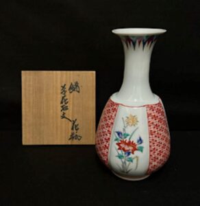 十三代酒井田柿右衛門の綿花花地文花瓶の作品写真