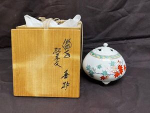 十四代酒井田柿右衛門の濁手紅葉文香炉の作品写真