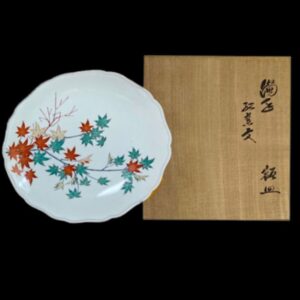 14代酒井田柿右衛門の濁手紅葉文額皿の作品写真