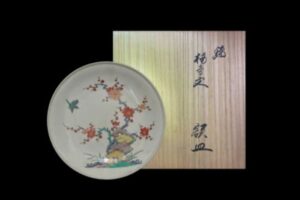 14代酒井田柿右衛門の錦梅花文額皿の作品写真