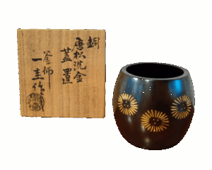 銅唐松沈金蓋置