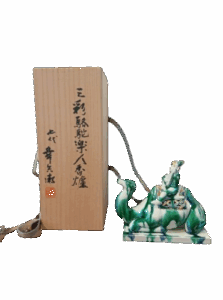 七代加藤幸兵衛の三彩駱楽人香炉の作品写真