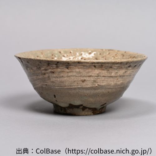 清水六兵衛の刷毛目茶碗の作品写真　出典：ColBase（https://colbase.nich.go.jp/）