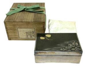 宮本商行の内黒壇葵金象眼紋様彫銀巻煙草入の作品写真