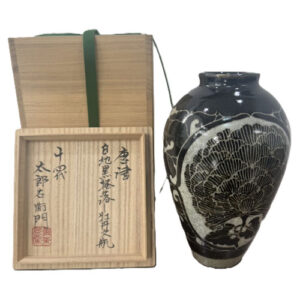 唐津白地黒掻落し牡丹文瓶