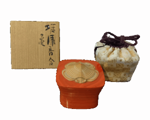 堆漆亀香合