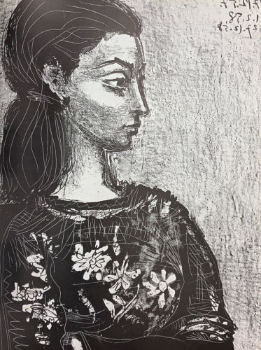 花のコサージュの女