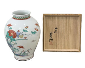 酒井田柿右衛門の錦若草文花瓶の作品写真