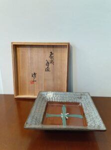 島岡達三の象嵌角皿の作品画像