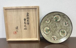 島岡達三の象嵌赤繪草花文皿の作品写真