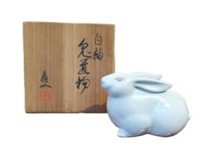 白釉兎置物