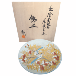 色絵金銀彩尾長二木蓮飾皿