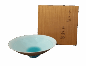 塚本快示の青白磁平茶碗の作品写真