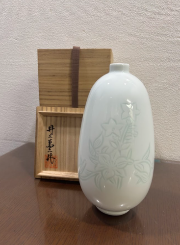 白磁緑彫文花瓶